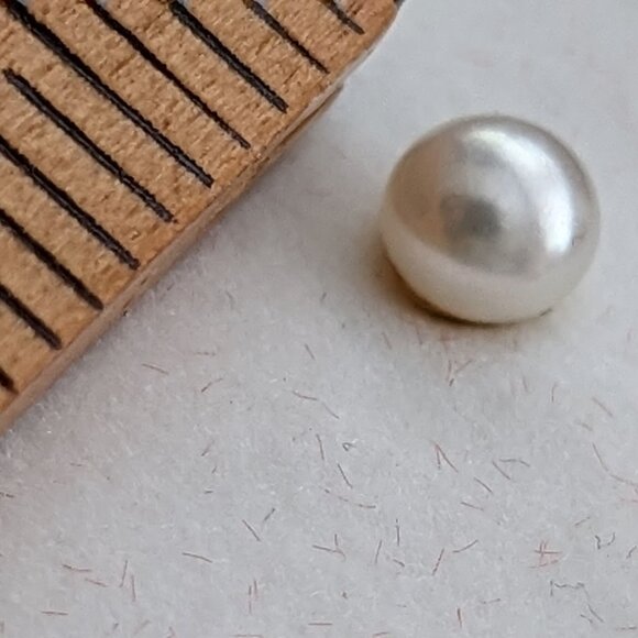 Earrings on an Apple Pearl Pierced Post Petite 8mm diam Steel Posts Avon - Picture 4 of 8